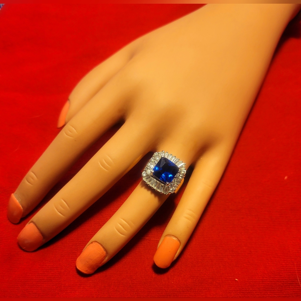 BEAUTIFUL COCKTAIL SIMULATED SAPPHIRE,THREE TONES ,BLUE, SILVER  & GOLD, SIZE 5